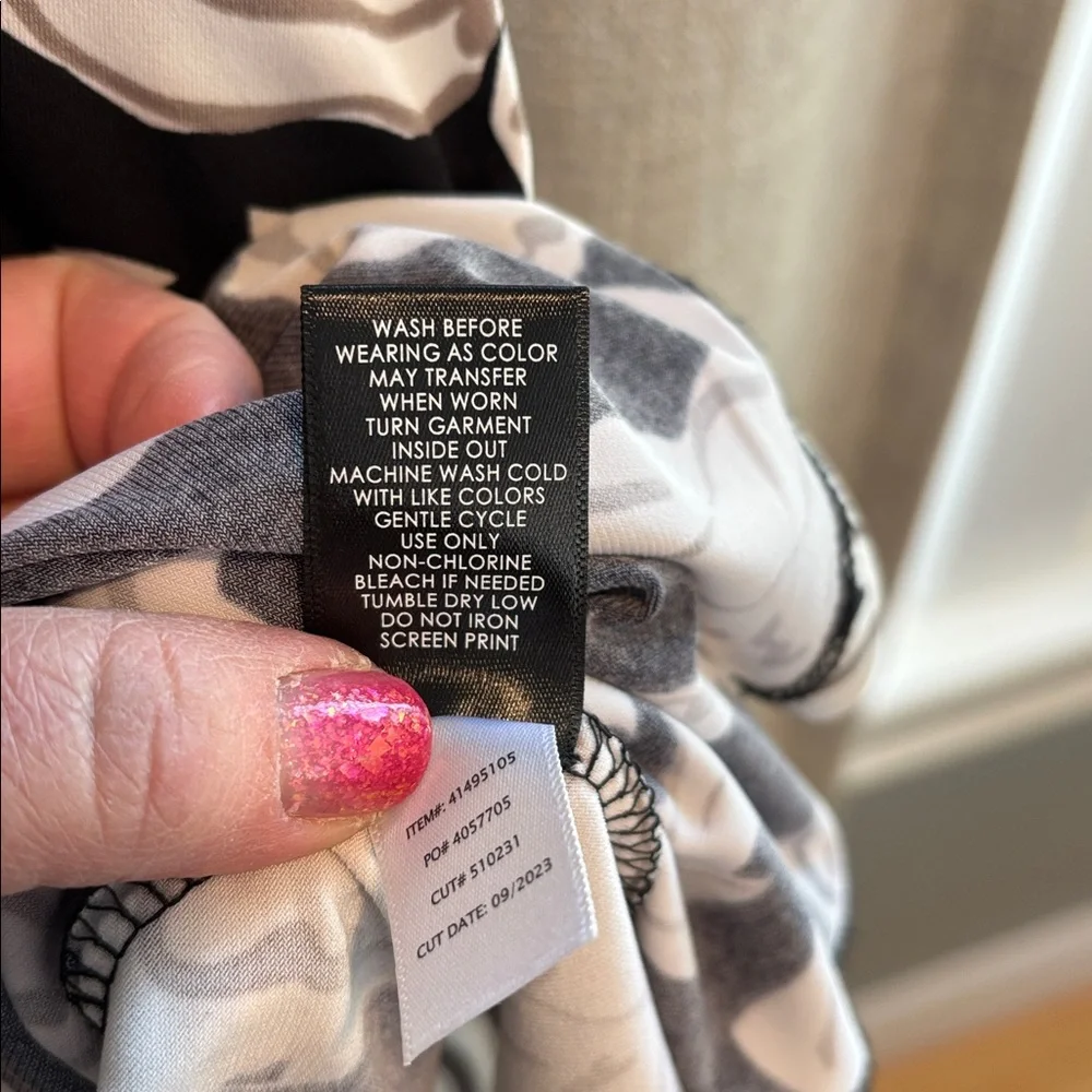 Size 1 Torrid midi wrap surplice dress in black white gray floral TTS 3/4 sleeve - Picture 5 of 8